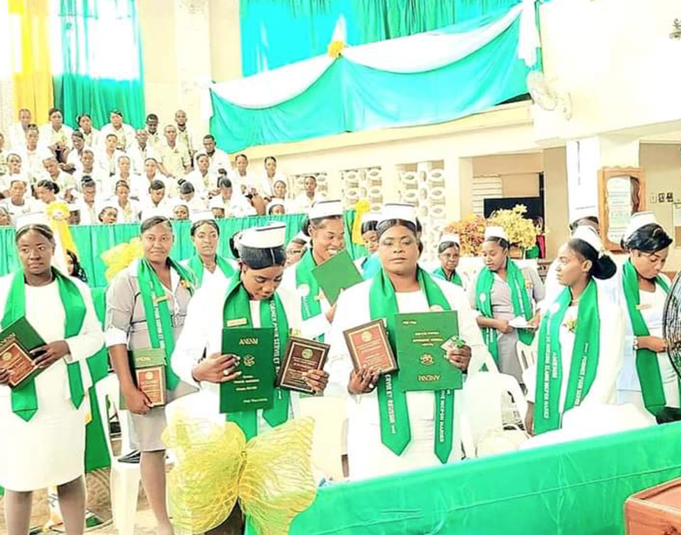 Ouanaminthe: cérémonie de remise de diplômes à 18 étudiants de l’Académie de Nursing Elaine Nicpon Mariebe et prise de blouse de 52 autres